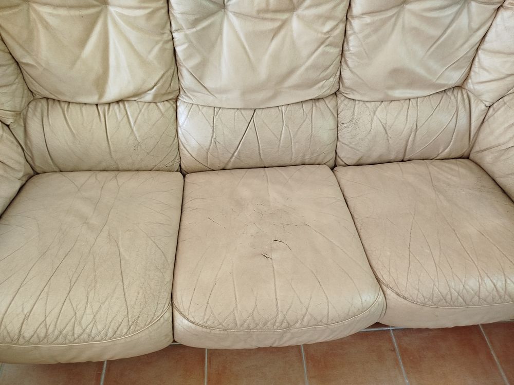 Canap&eacute; trous place + 2 fauteuils Meubles