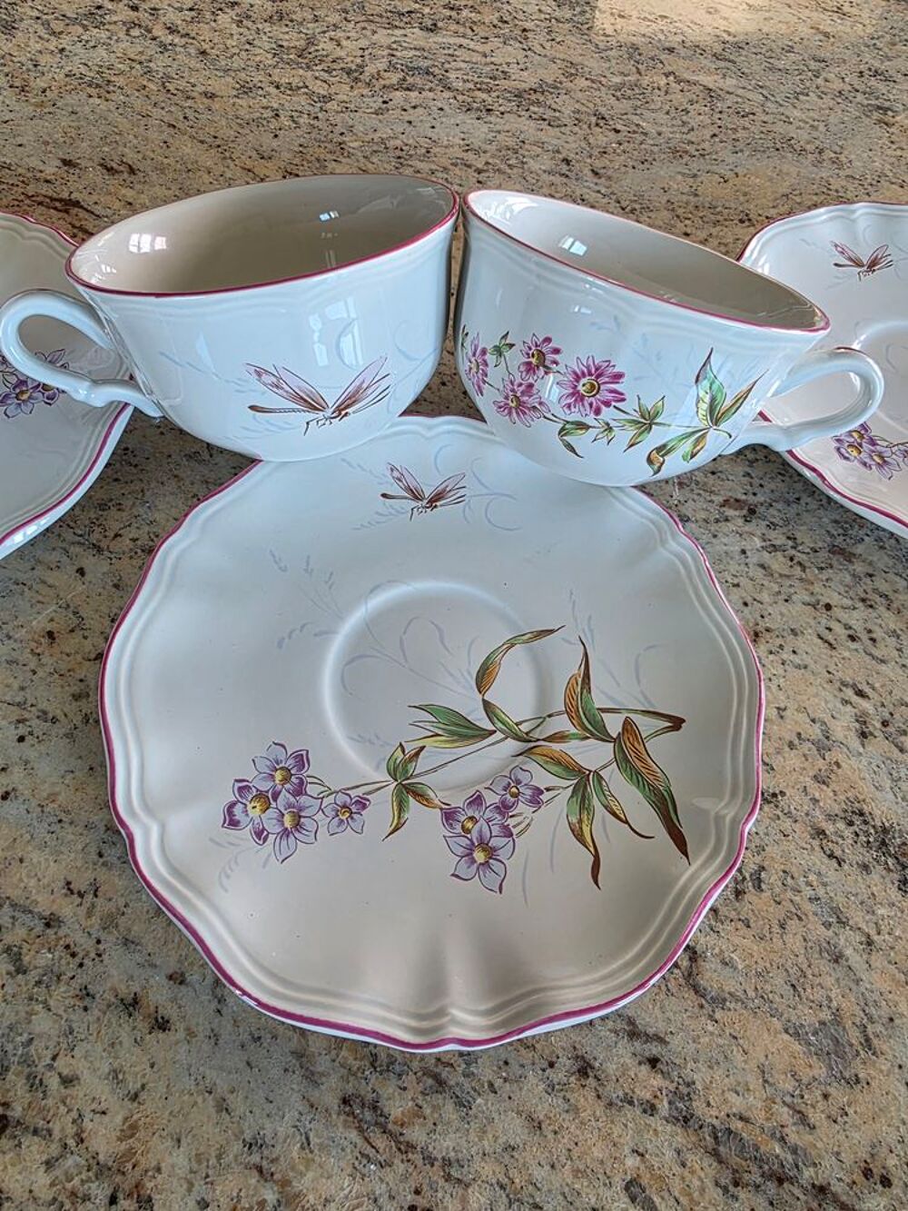 Grandes Tasses &agrave; d&eacute;jeuner + assiettes 
Cuisine