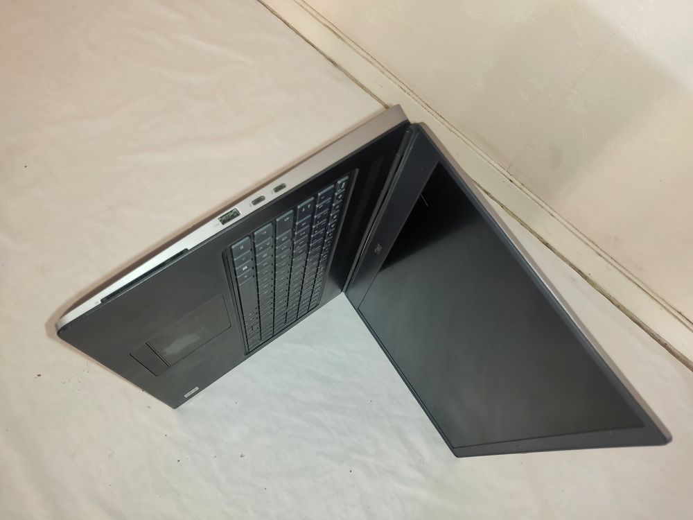 Workstation Dell 7750/RTX 4000 8go Gddr6 Matériel informatique