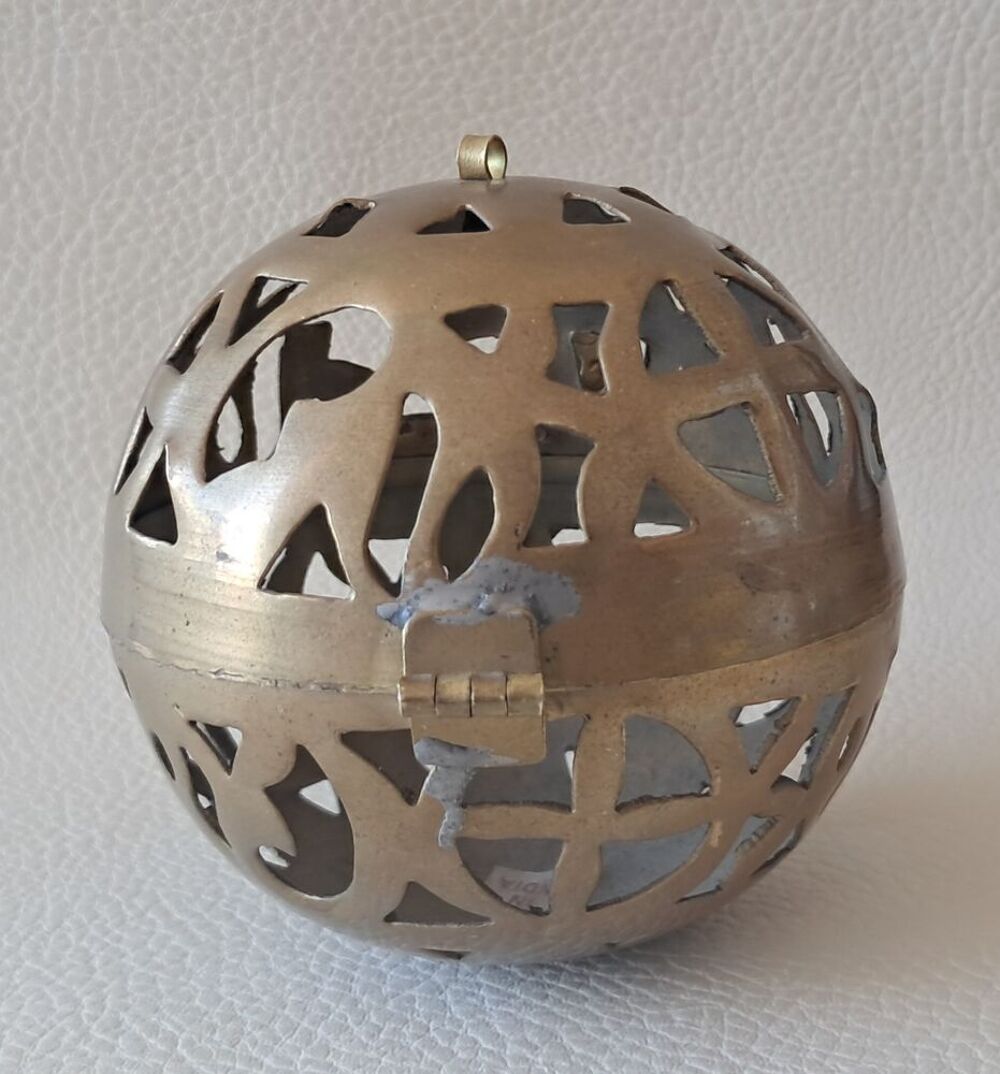 Encensoir porte encens en laiton ajour&eacute; de forme sph&eacute;rique Décoration