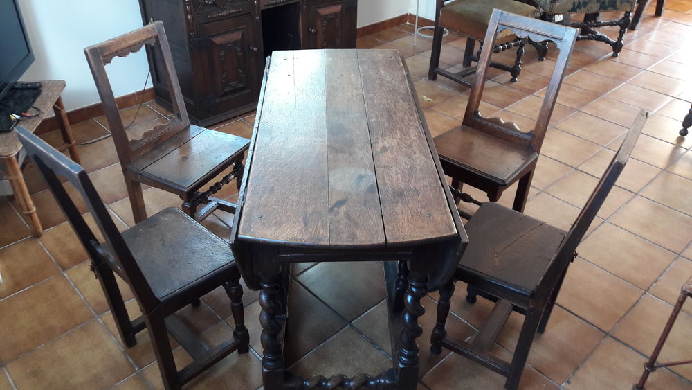 Table Gateleg / 69,5 - 151- 123 + 4 chaises / 82 - 40- 33
Meubles