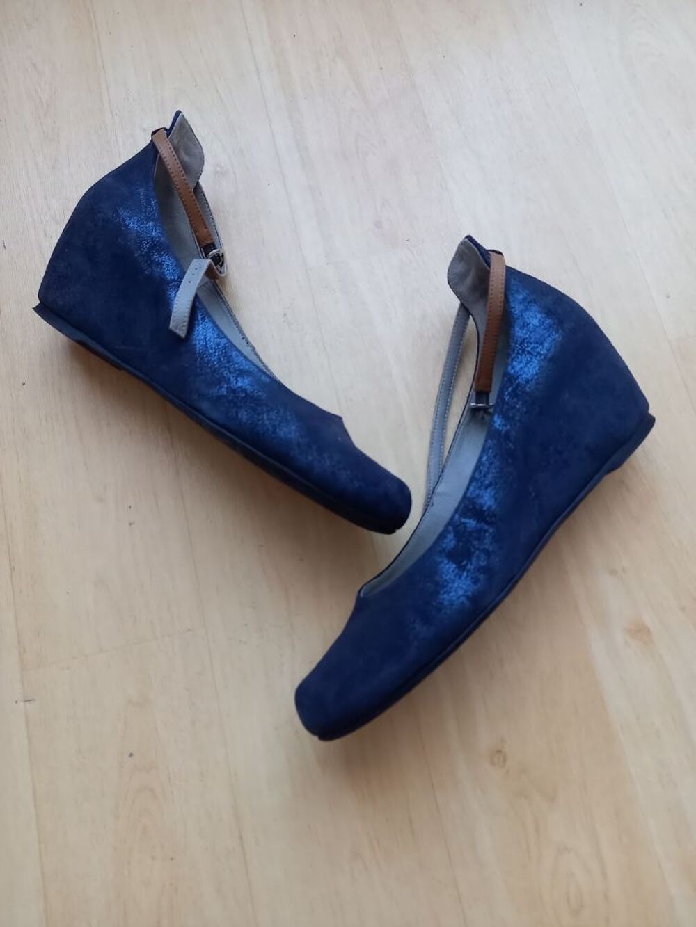 Compens&eacute;es bleu brillant T39
Je prends parfaitement soin de mes chaussures ; pas de traces ni t&acirc;ches, pas d'odeur.
T 40 mais convient plus pour T 39
talon : 5,5 cm
marque : dorking Chaussures