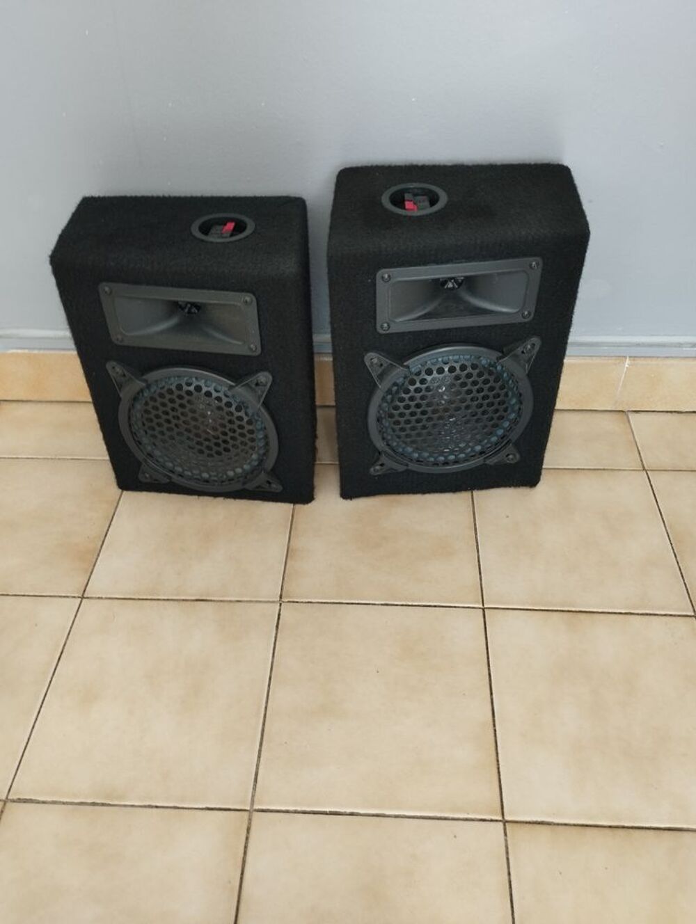 2 enceintes couleur noire Audio et hifi