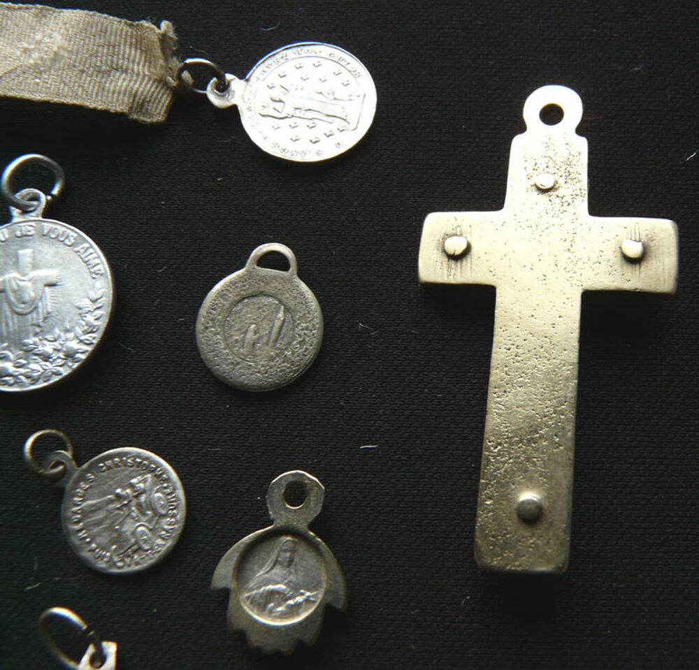 Lot de 16 M&eacute;dailles diverses et Pendentifs religieux - Vinta Bijoux et montres