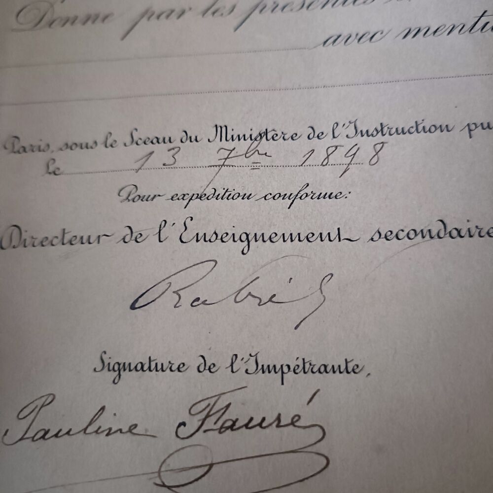 Ancien dipl&ocirc;me de fin d'&eacute;tude enseignement des jeunes filles Décoration