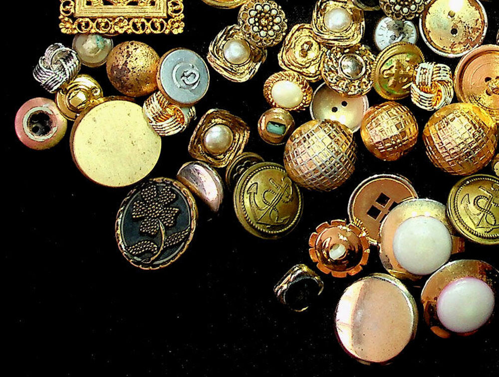 LOT DE 125 BOUTONS DORES ou proche de ce style, Vintage &agrave; un 