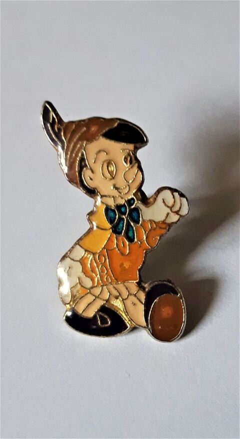 pin's Pinocchio en acier 12 La Seyne-sur-Mer (83)
