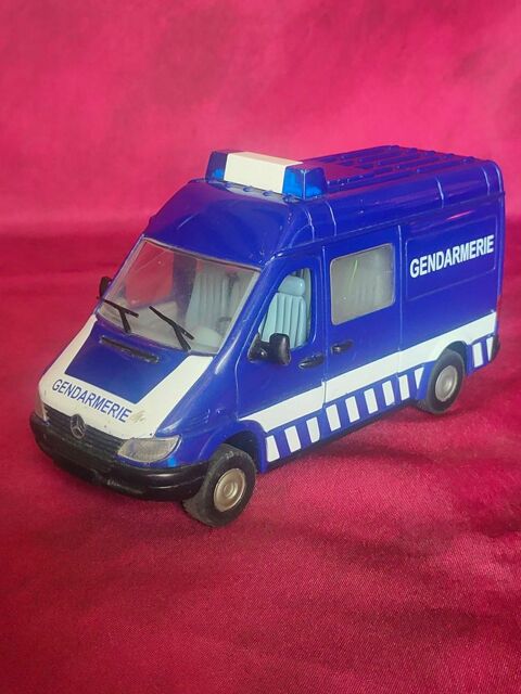 Fourgonnette mercedes sprinter de la gendarmerie 20 Avermes (03)