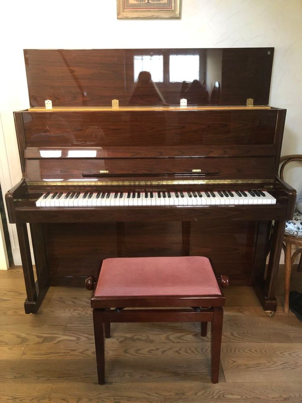 Piano droit WILH.STEINMANN, et son si&egrave;ge. Instruments de musique