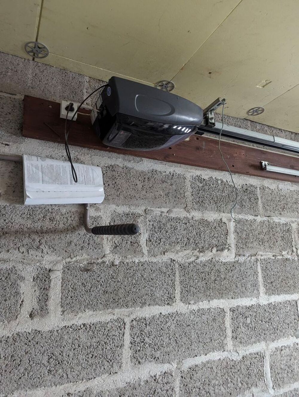 Porte de garage blanche avec fen&ecirc;tres
Bricolage