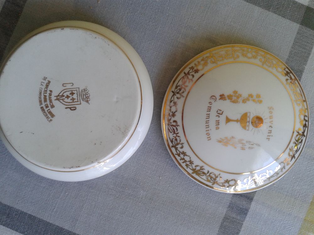 Bonbonni&egrave;re ancienne en porcelaine blanche de communion 