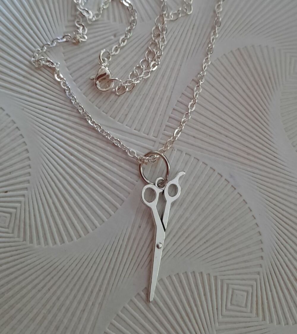Chaine pendentif ciseau argent&eacute; - couturi&egrave;re - Coiffeuse Bijoux et montres