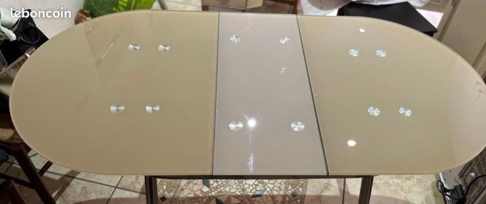 Table ovale en verre tremp&eacute; taupe 0.75x1.50 Meubles