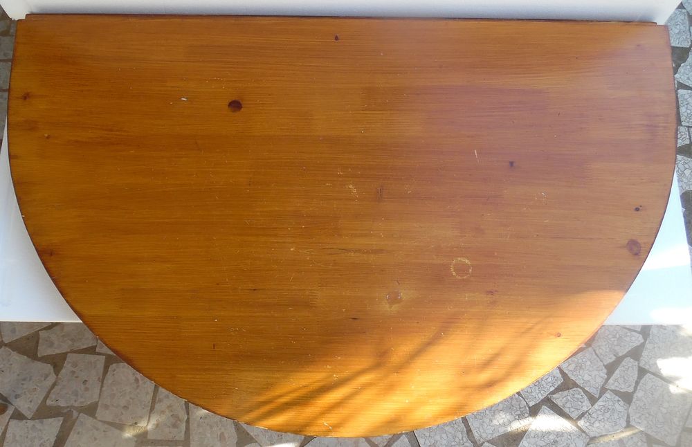 1/2 table rabattable, &agrave; fixer au mur, 1 M, en tr&egrave;s bon &eacute;tat
Meubles