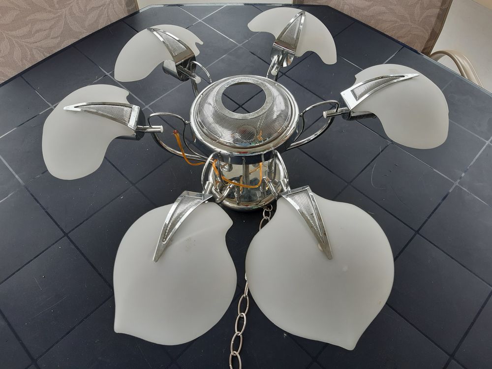 Lustre av 6 Coquilles Blanches &amp; M&eacute;tal. Décoration