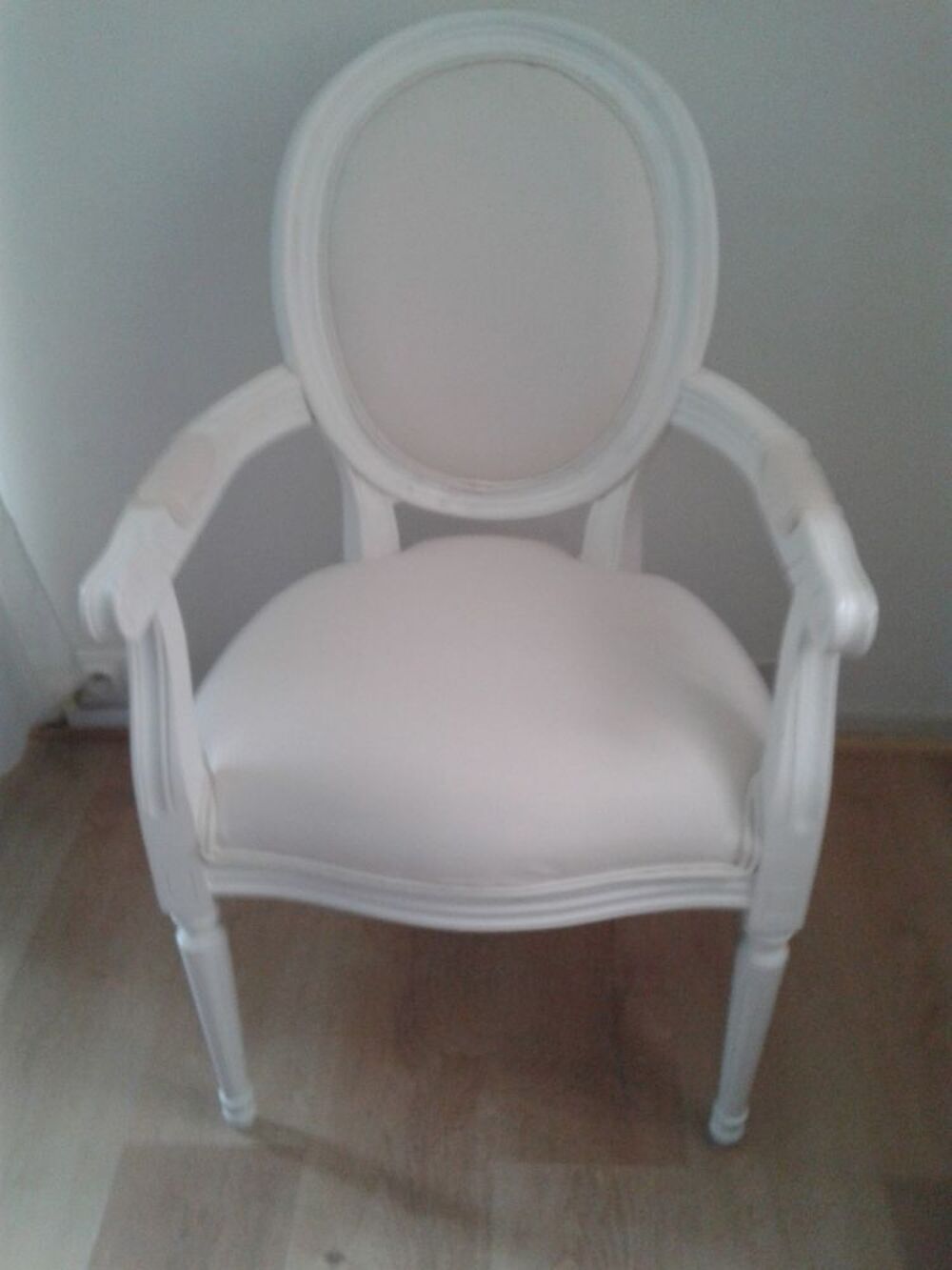 Fauteuil cabriolet m&eacute;daillon, blanc Meubles