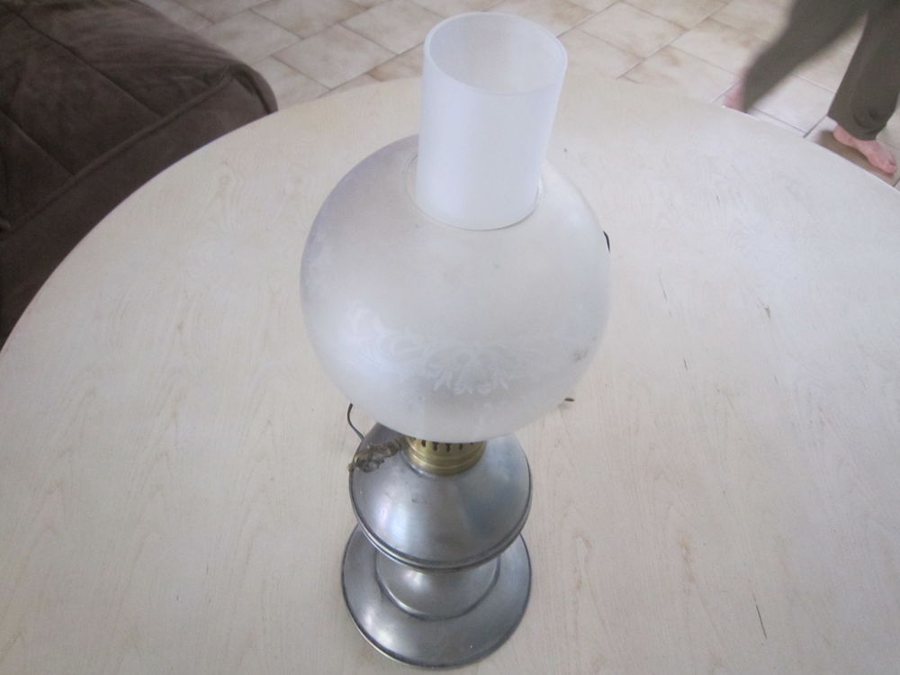 Une lampe P&eacute;trole en &eacute;tain Décoration