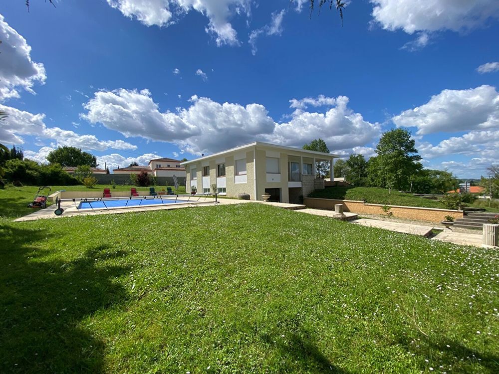 Maison 9 pièces 236 m² · à Sainte-Livrade-sur-Lot · 236 m² · 325 000 €