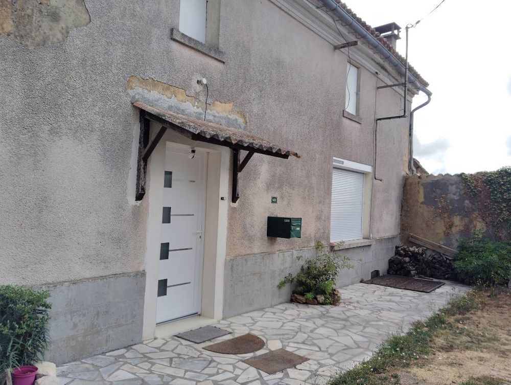Location Appartement Appartement mitoyen avec jardin privé et grande cour commun Anais
