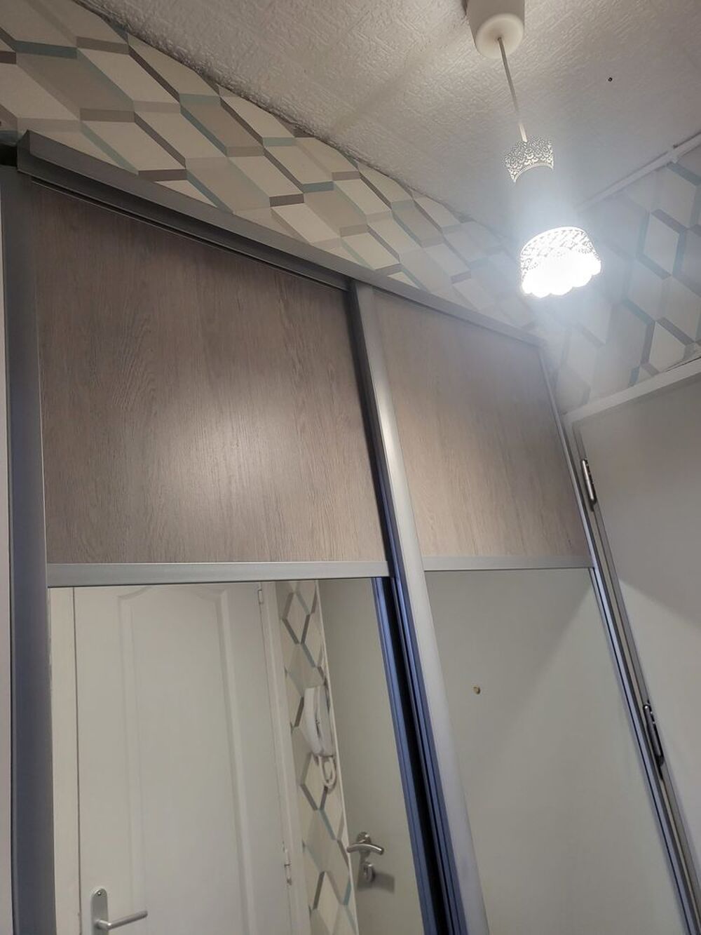 Tr&egrave;s belle porte placard avec miroire Meubles