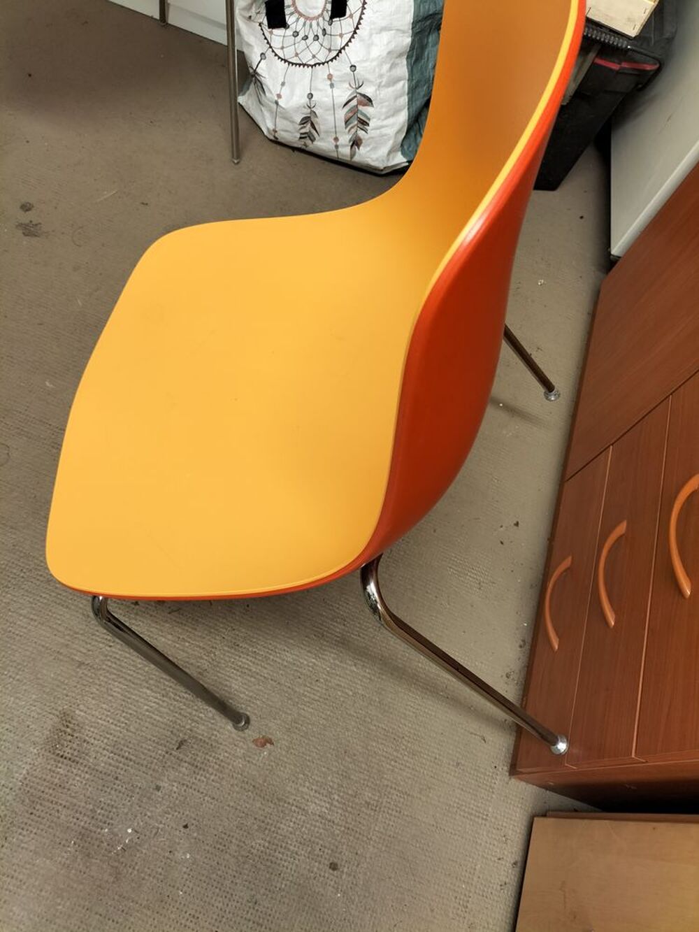 Chaises + 1 qui n'a pas les embouts sur pieds mais Meubles