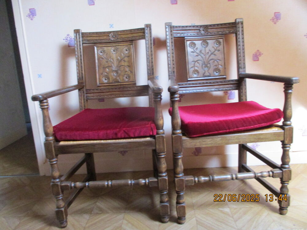 Paire de chaises en bois sculpt&eacute; avec coussins rouges Meubles