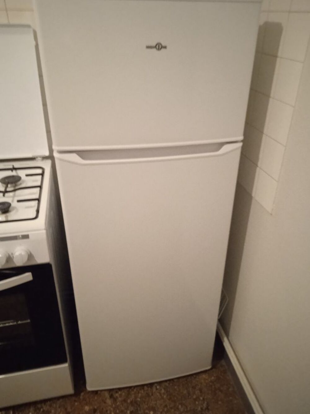 Cuisini&egrave;re,frigo,table de salon+6chaises, cuisini&egrave;re+raccord Electroménager