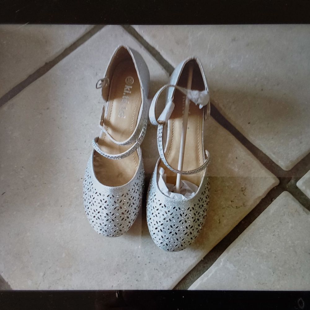 Chaussures neuves argent&eacute;es pointure 35 ki..te.toi Chaussures
