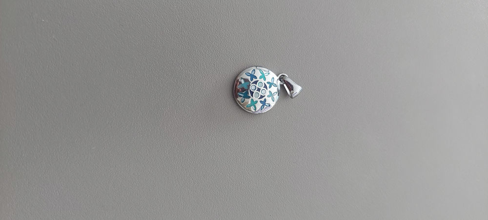 Divers bijoux , port&eacute;s tr&egrave;s peu de fois, en tr&egrave;s bon Bijoux et montres