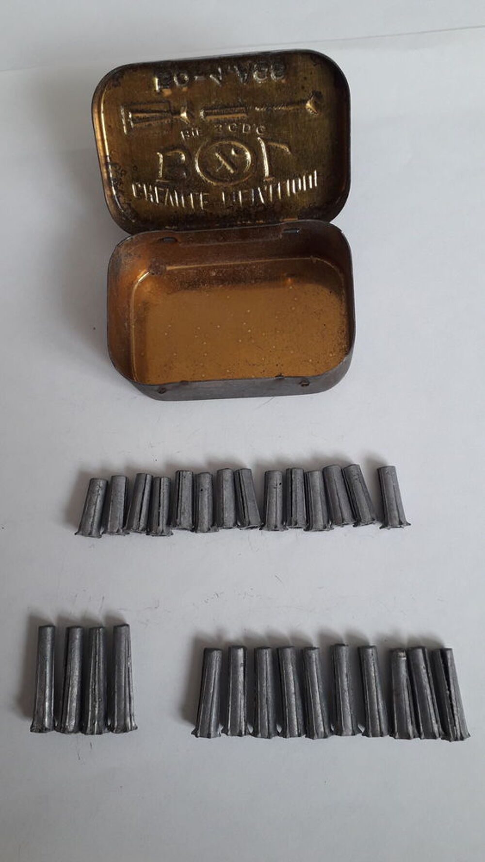 Boite ancienne &agrave; chevilles m&eacute;talliques
