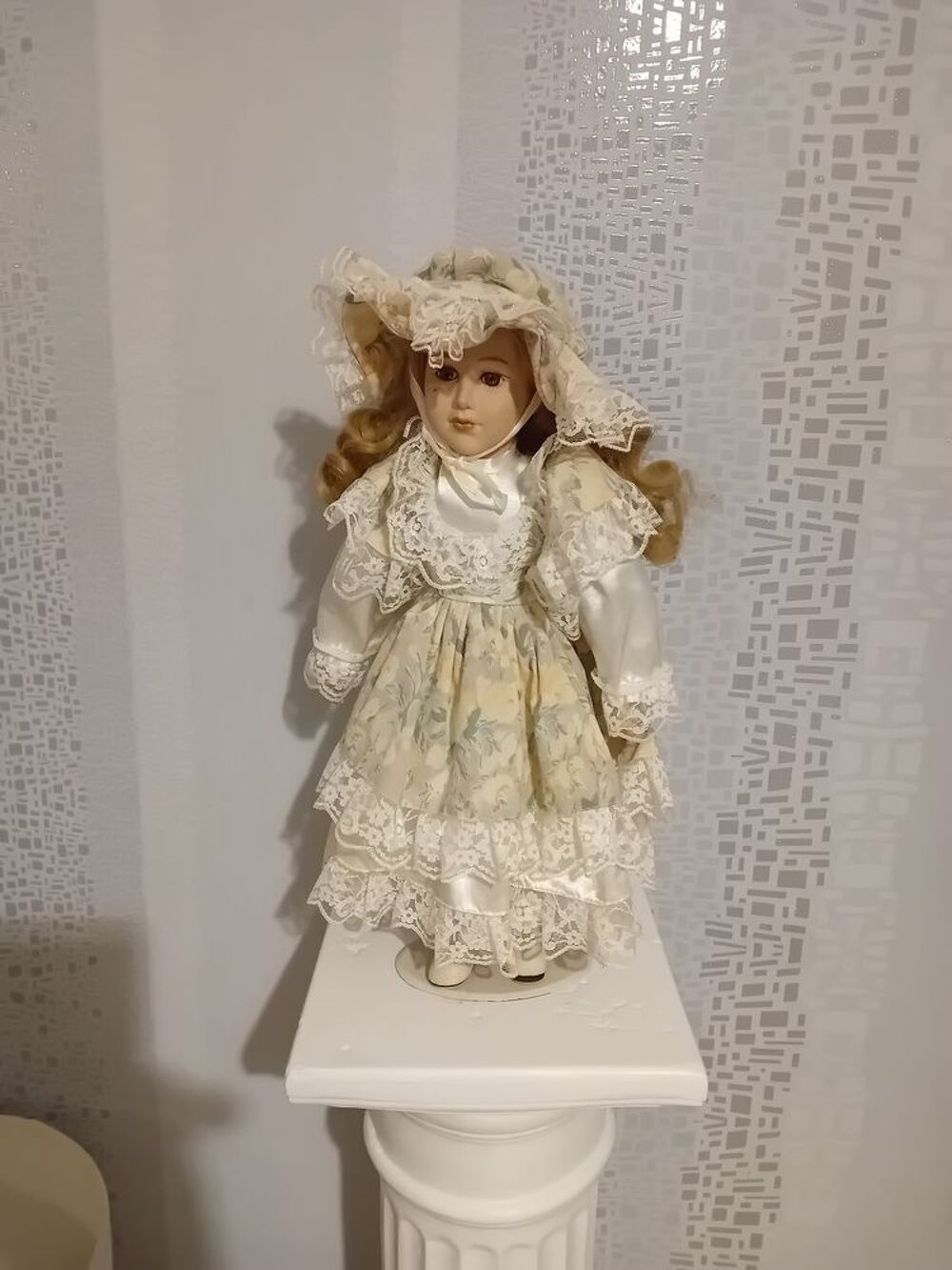 Lot de poup&eacute;e en porcelaine 