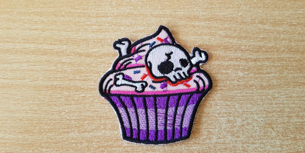 Ecusson brod&eacute; cupcake et t&ecirc;te de mort 6,5x6,5 cm Décoration