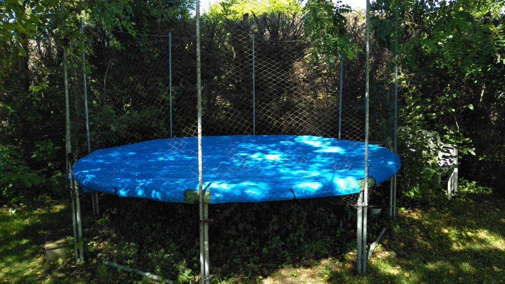Trampoline de jardin. Jeux / jouets