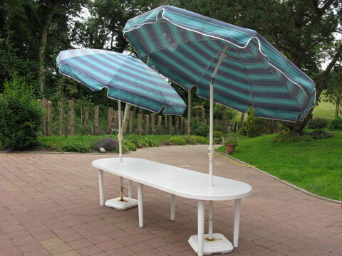 table et 2 parasols avec pieds 110 �taples (62)