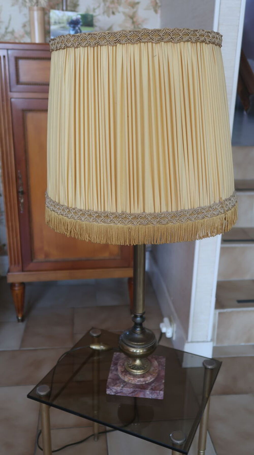 Petite lampe &agrave; pied laiton sur support en marbre Décoration