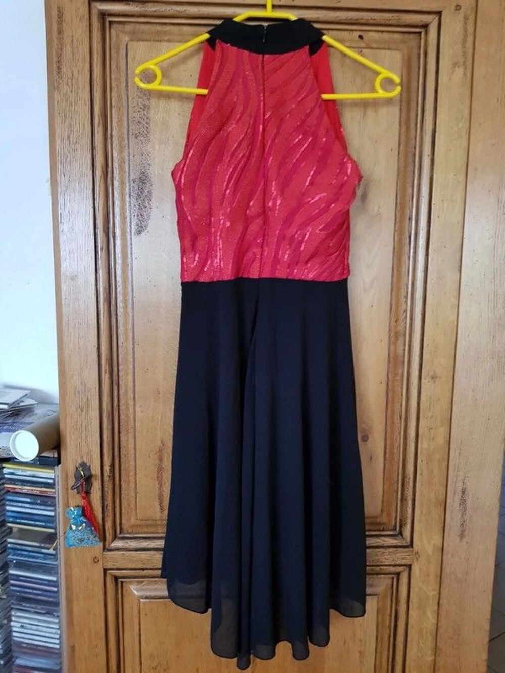 Robe noire et rouge a paillette bustier rouge zip a l arri&egrave;r Vtements