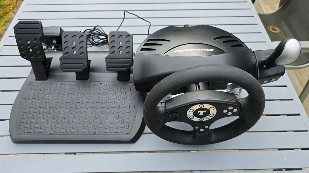 Volant Thrusmaster RGT Force Feedback Clutch Consoles et jeux vidos
