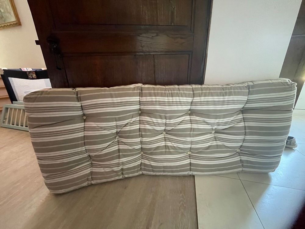 Lit de b&eacute;b&eacute; romantique en bois avec literie Mobilier enfants