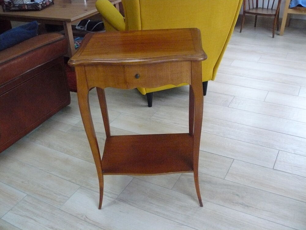 Table de chevet en merisier Meubles