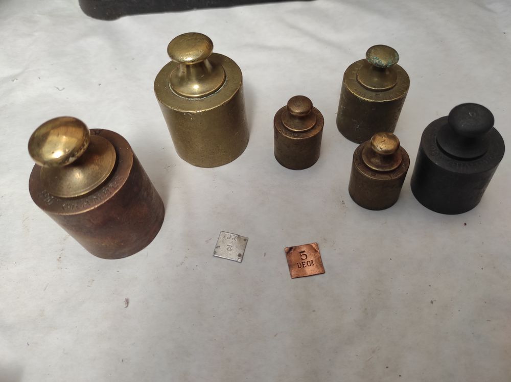 Lot 8 poids en laiton &eacute;tain cuivre 100g 200g 500g 2 d&eacute;ci 