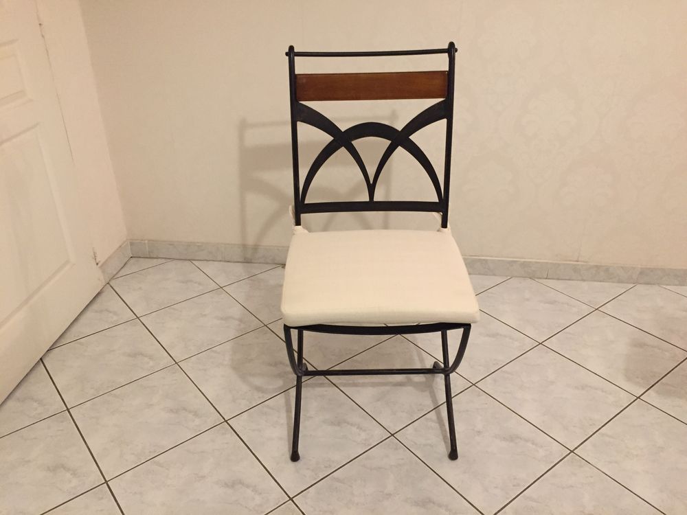 Table de salle &agrave; manger 
avec six chaises et coussins. Meubles