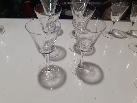 Lot de 16 verres accompagnés de leur carafe assortie, 
28 Curis-au-Mont-d'Or (69)