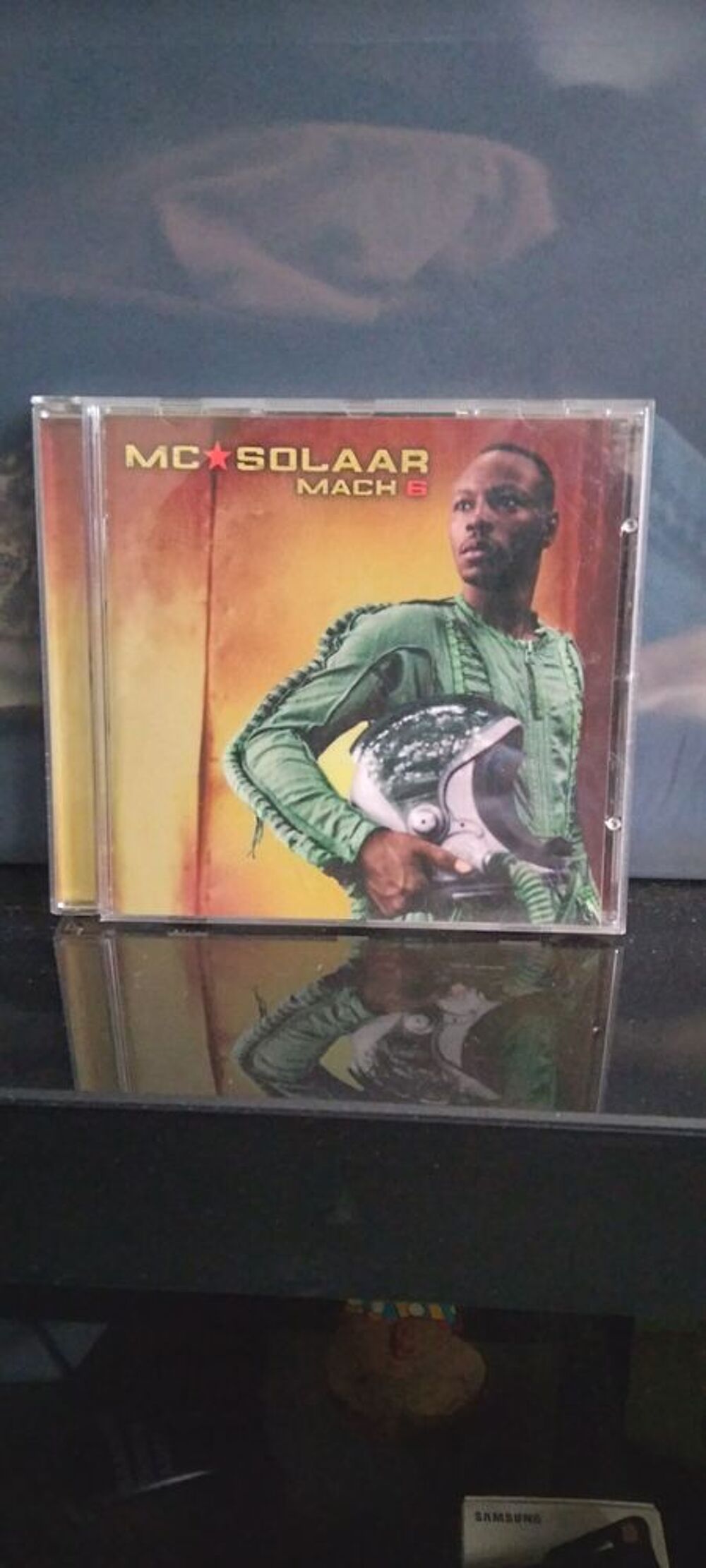 un cd de mc solar CD et vinyles