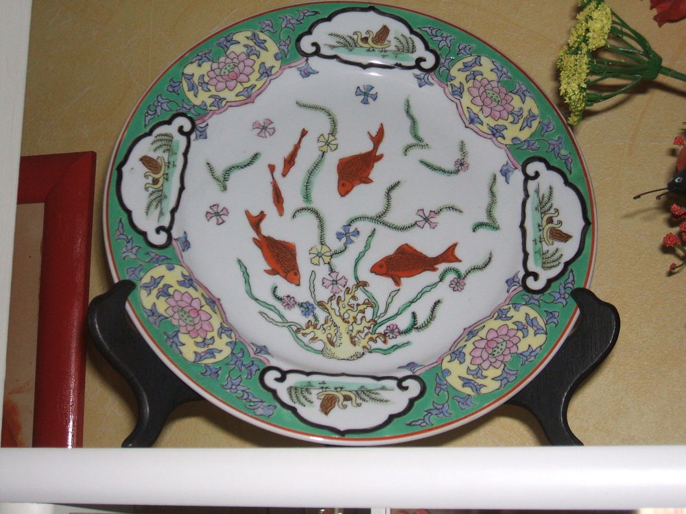 assiette d&eacute;cors en relief , porcelaine Décoration