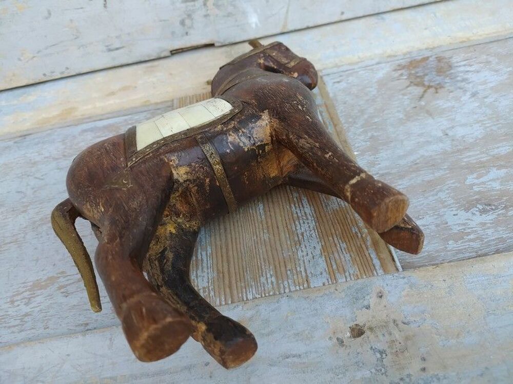 Petit Cheval Oriental Bois Sculpt&eacute; Ornements Laiton et Os 
Décoration