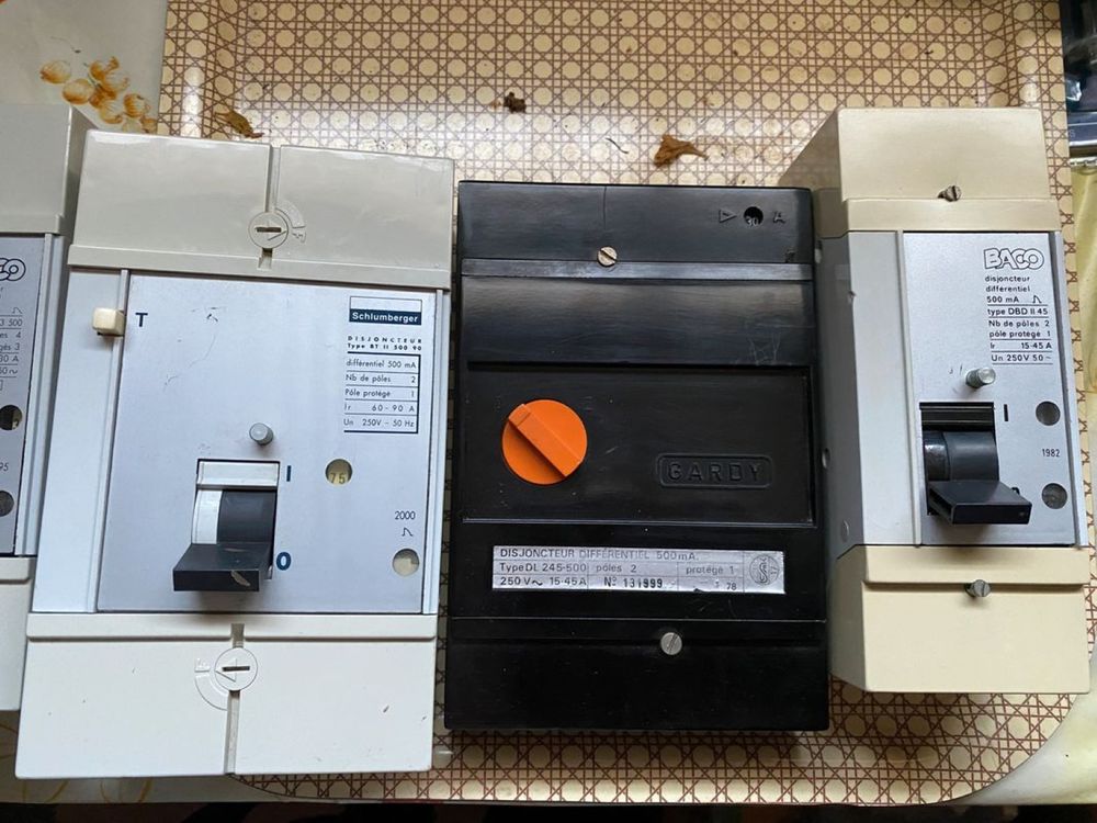 anciens disjoncteurs &eacute;lectriques monophas&eacute;s ou triphas&eacute;s Bricolage