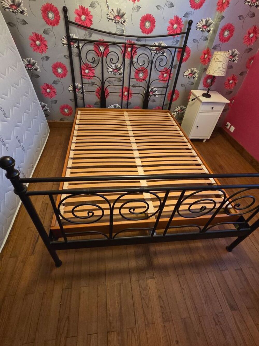 Ensemble lit sommier matelas tr&egrave;s bon &eacute;tat Meubles