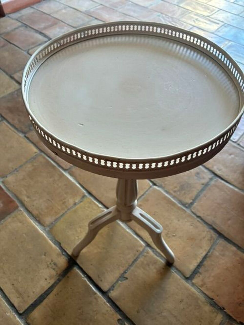  Gu&eacute;ridon rond en bois blanc Meubles