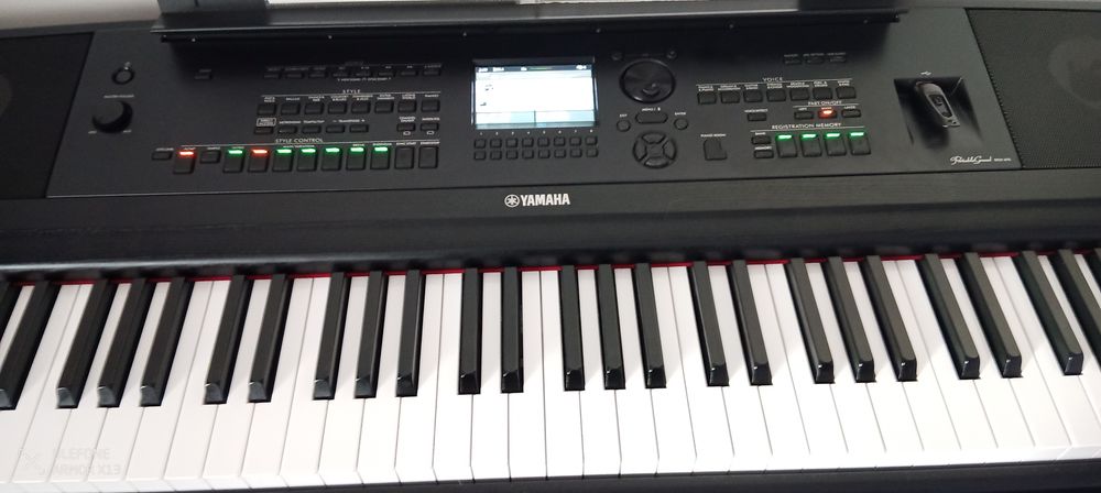Piano num&eacute;rique arrangeur YAMAHA DGX 670 &eacute;tat comme neuf Instruments de musique