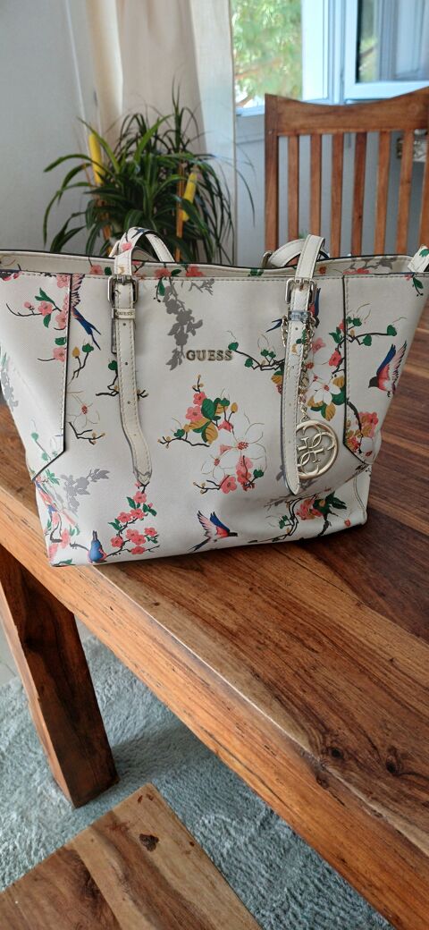 joli sac  marque Guess' blanc , fleur et colibri Mèze (34)